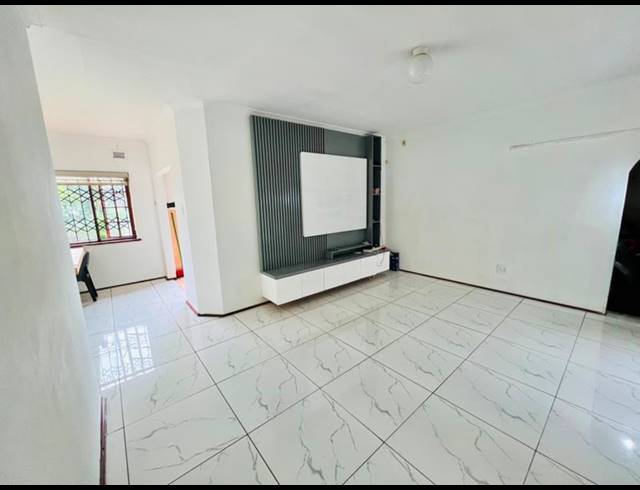 3 BEDROOM HOUSE FOR SALE IN BISLEY